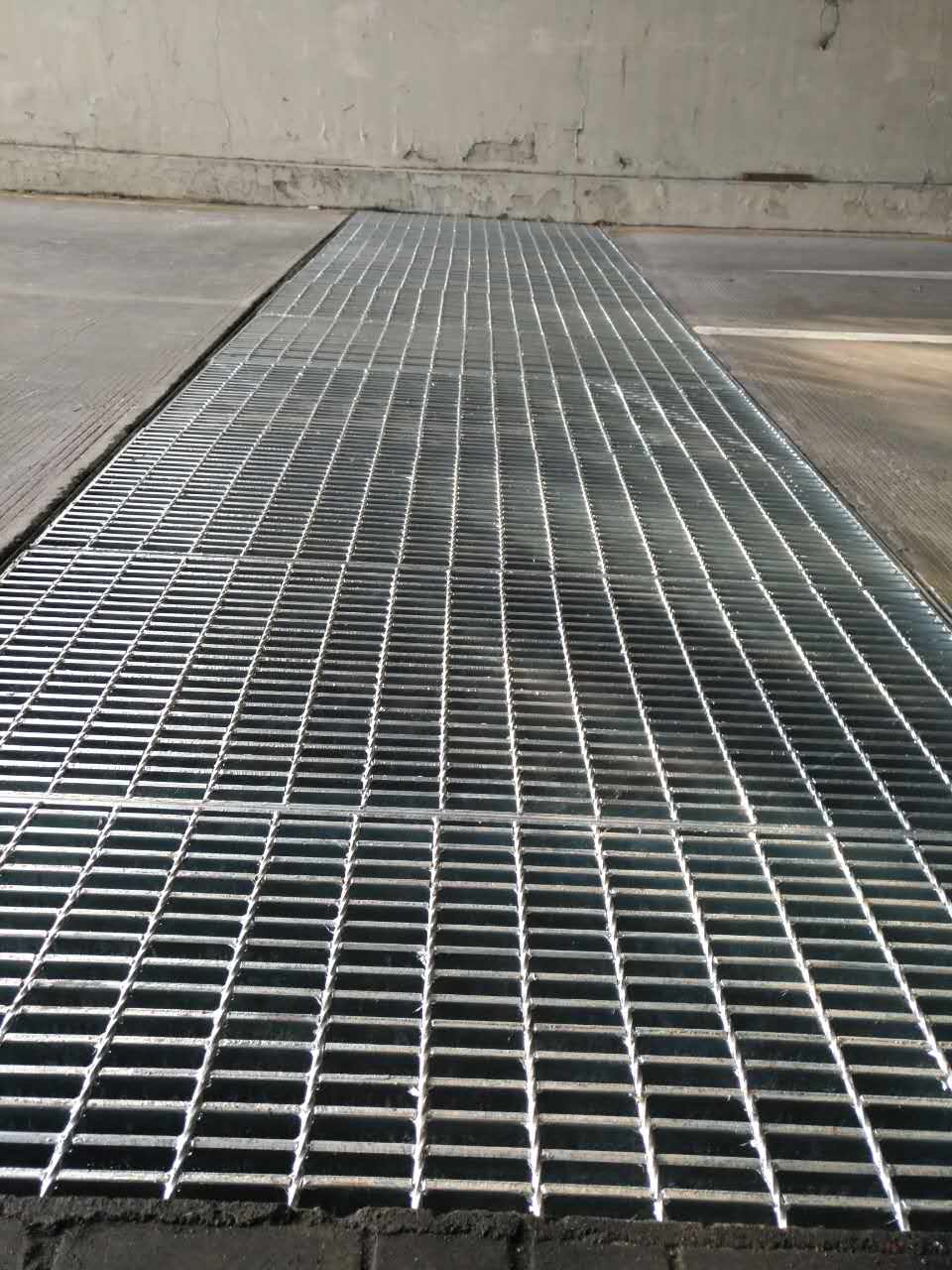 重型钢格板--隧道施工沟盖板